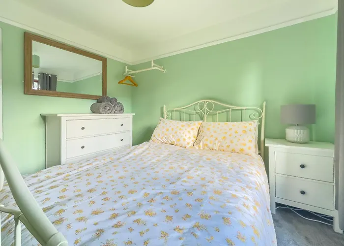 Seaside-Dog Friendly-Country Cottage-W Log Burner